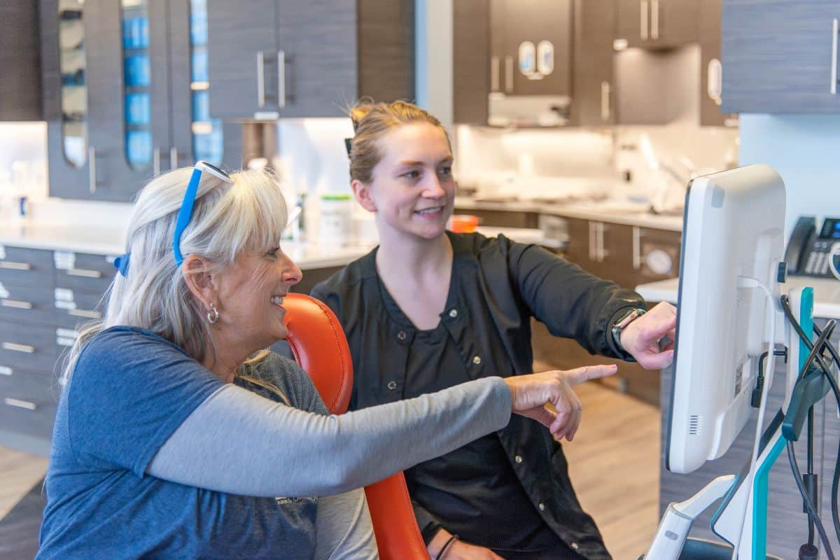 parks-orthodontics-i-tero-digital-scanner-pointing-toward-device technician pointing toward itero digital scanner
